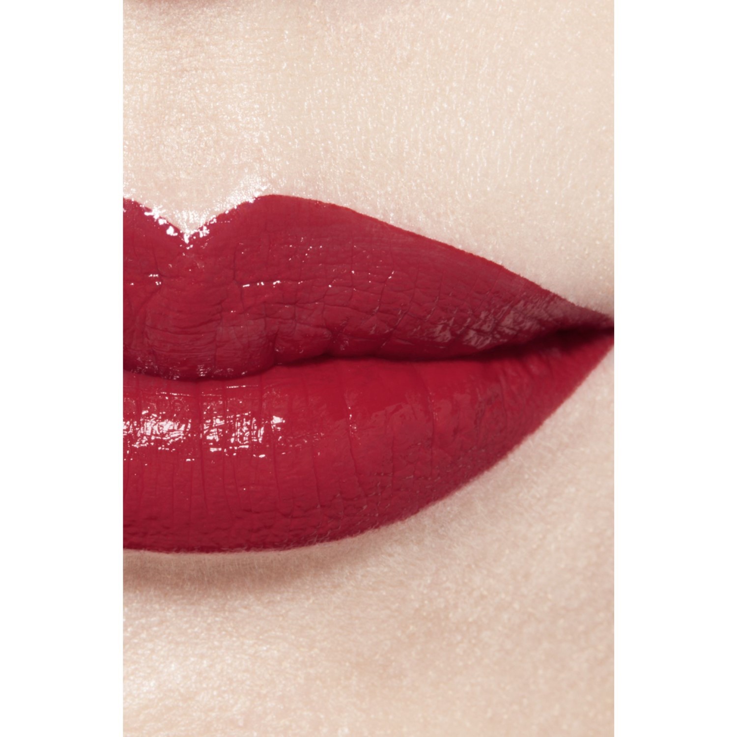 LA BARRA DE LABIOS HIDRATANTE Y REPULPADORA DE LARGA DURACIÓN. COLOR Y BRILLO INTENSOS.